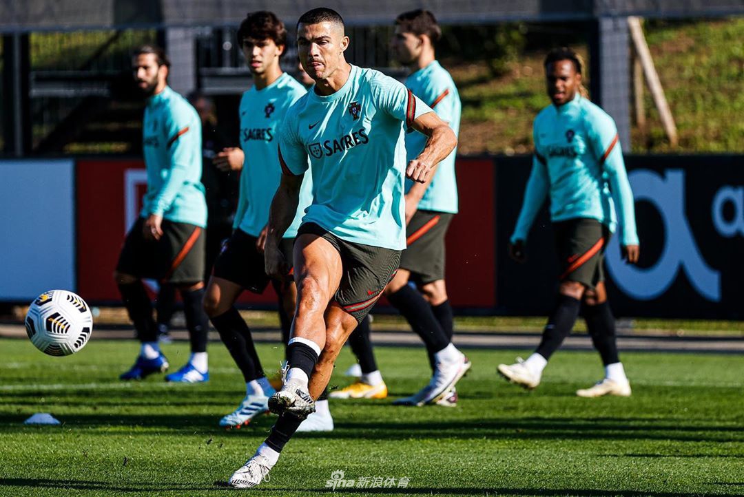 训练中的传跑配合，C罗与队友进行精确的短传练习，眼神中透露出对比赛的渴望。