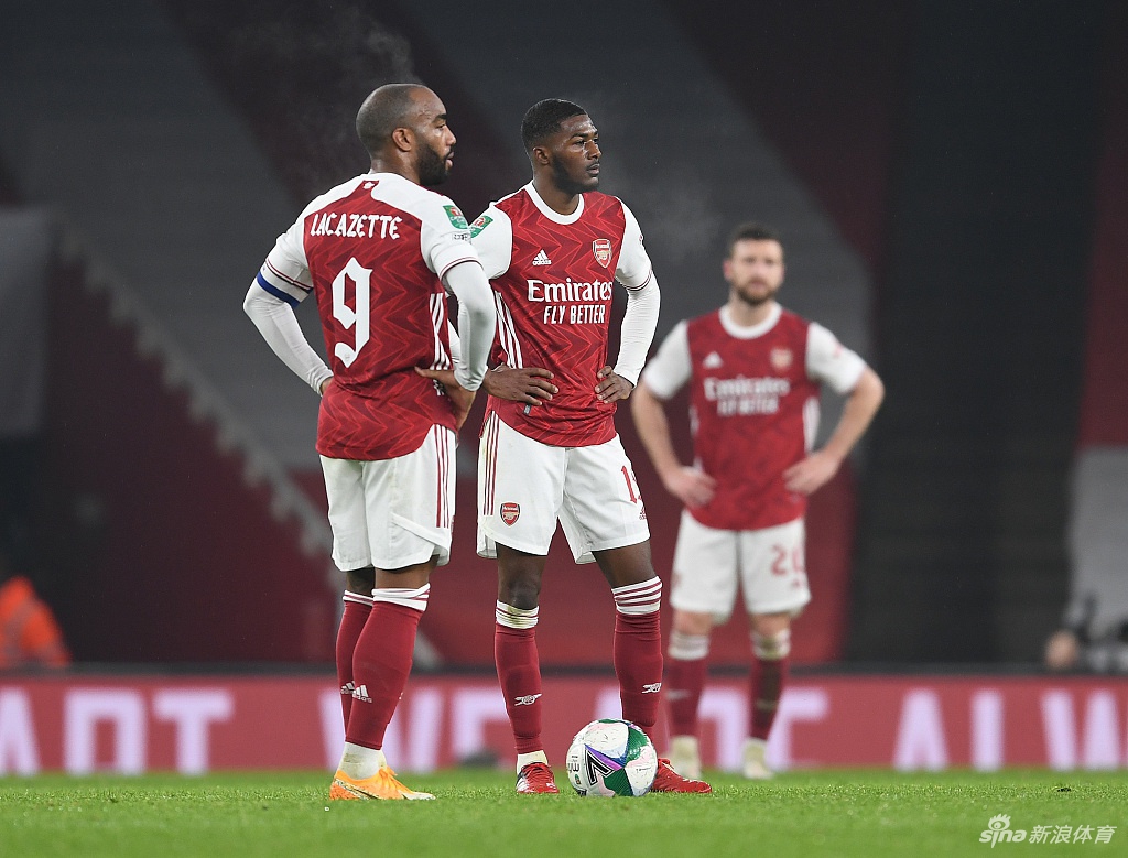拉卡泽特霸气头球破门瞬间，他高高跃起力压曼城后卫，为阿森纳顽强地扳平比分