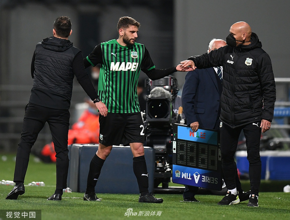 桑普多利亚的铁卫们筑起人墙，试图阻挡萨索洛的任意球攻门，空气中弥漫着紧张与专注的气息。