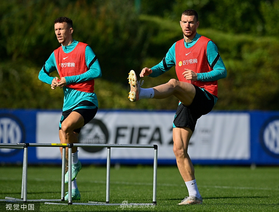 训练结束后，布罗佐维奇弯腰整理着自己的球袜，夕阳的余晖洒在他的背上，为这幅备战的画卷镀上了一层金色的光辉。