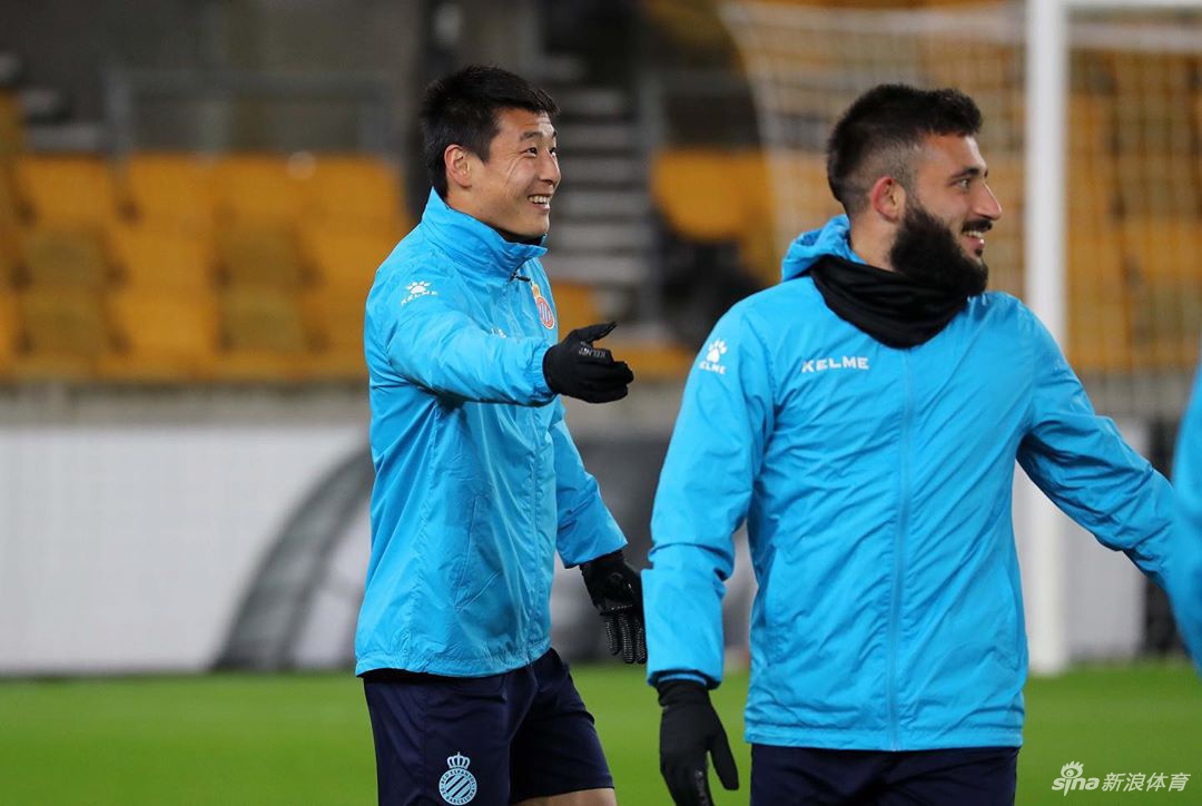 全队围成圆圈进行抢圈练习，武磊在圈中央敏捷地伸腿拦截，皮球应声改变方向，队友们纷纷为他这次精彩的防守送上掌声和欢呼。