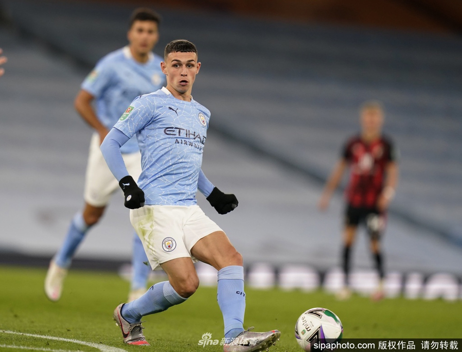 青涩少年初长成，身披曼城战袍的福登在训练中眼神坚定，蓝月亮的未来之星正在冉冉升起。