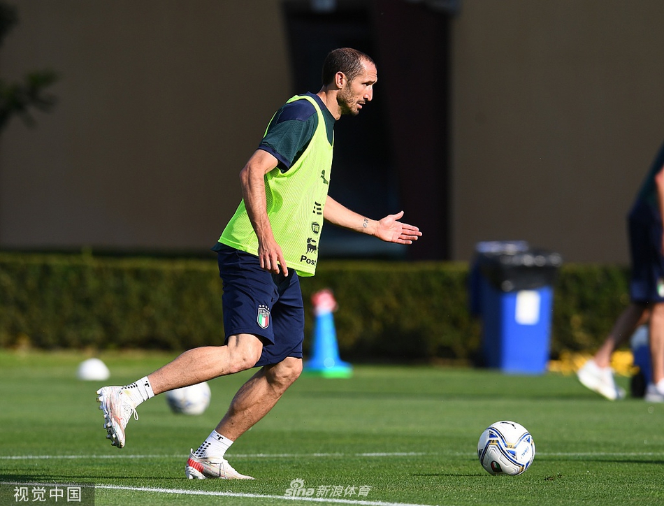 多纳鲁马在门前做出极限扑救，年轻的米兰门神用一次次神勇表现捍卫着蓝衣军团的最后屏障