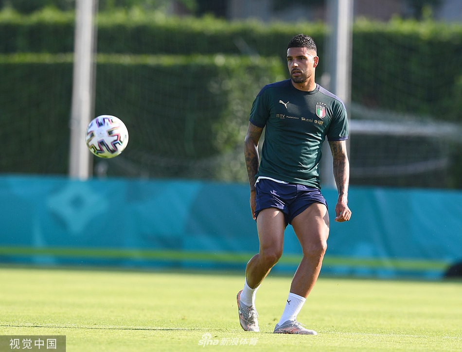 蓝衣军团防线基石们正在进行紧张的防守演练，基耶利尼与博努奇的眼神如鹰隼般锐利，任何试图逾越禁区的威胁都将遭到最坚固的阻拦。