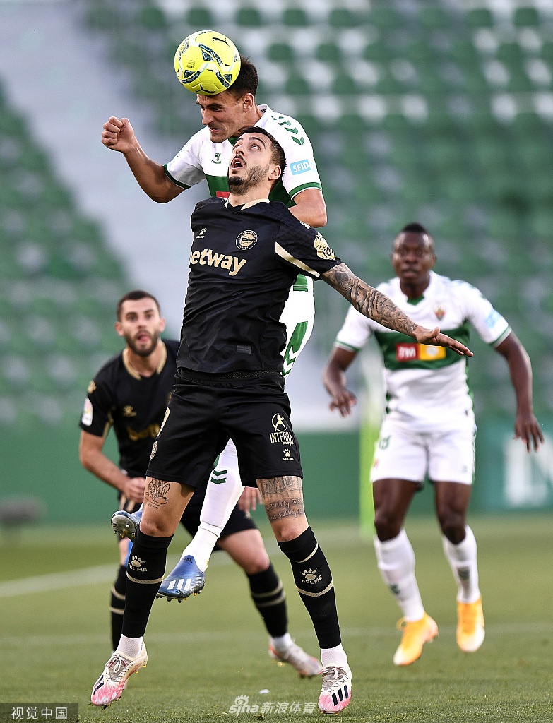 阿拉维斯门将帕切科在比赛中奋勇扑救，他舒展的身体和坚定的眼神成为球队后防的定海神针