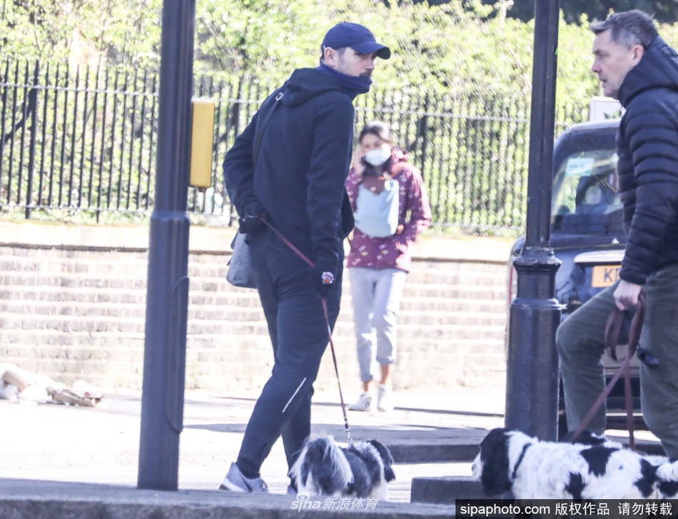 重返切尔西执教的兰帕德，在场边神情严峻地观察着场上局势，他的身影背后是偌大的斯坦福桥球场，作为少帅的压力与决心在此刻尽显