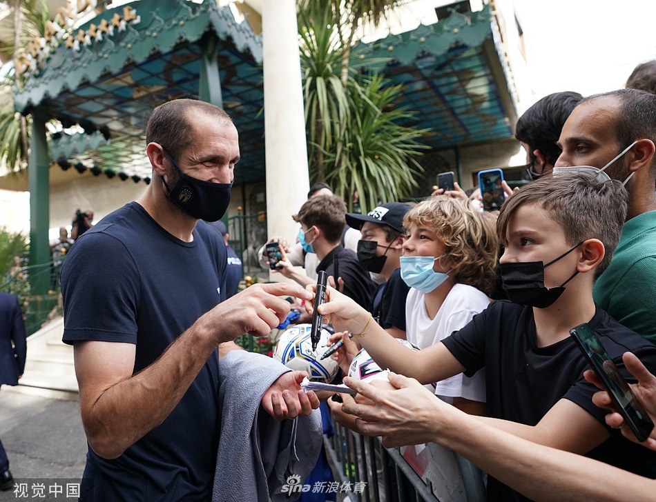 整装待发的蓝色大巴：车身巨大的意大利队徽在阳光下熠熠生辉，这辆承载着希望的大巴将驶向欧洲杯的荣耀战场。