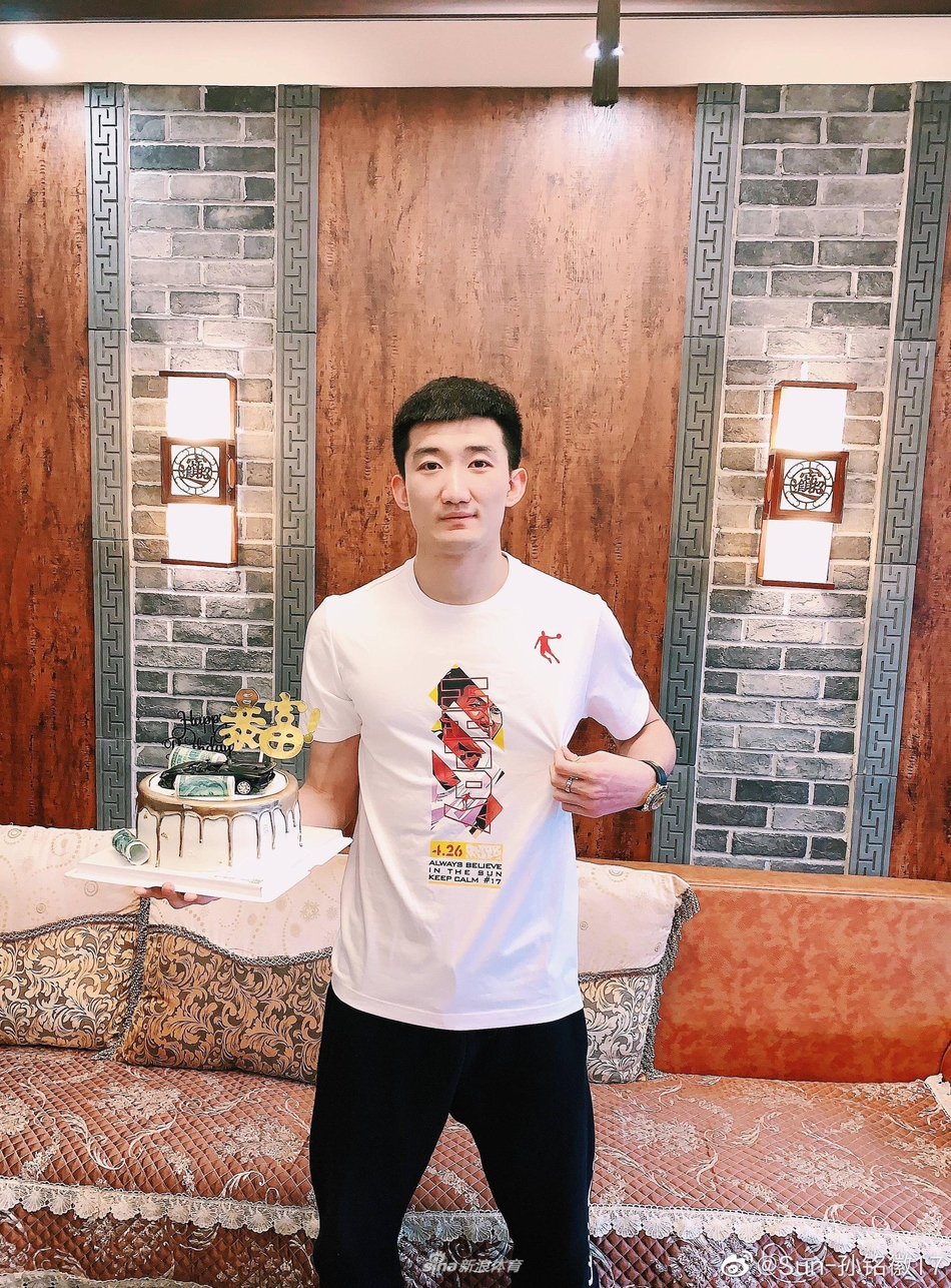 孙铭徽身披国家队红色战袍，目光坚毅地望向远方，胸前五星红旗格外醒目，记录着他为国征战的荣耀时刻。