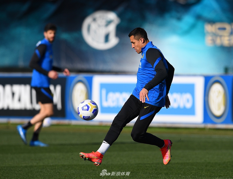 在阿皮亚诺詹蒂莱的阳光下，国际米兰的球员们围成一圈，神情专注地聆听孔蒂战术部署，队长袖标在阳光下熠熠生辉，预示着即将到来的战斗。