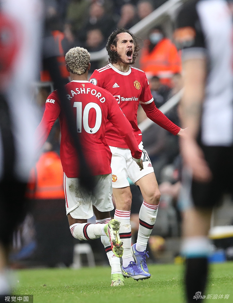 卡瓦尼铲射破门后怒吼庆祝，释放巨大压力与激情