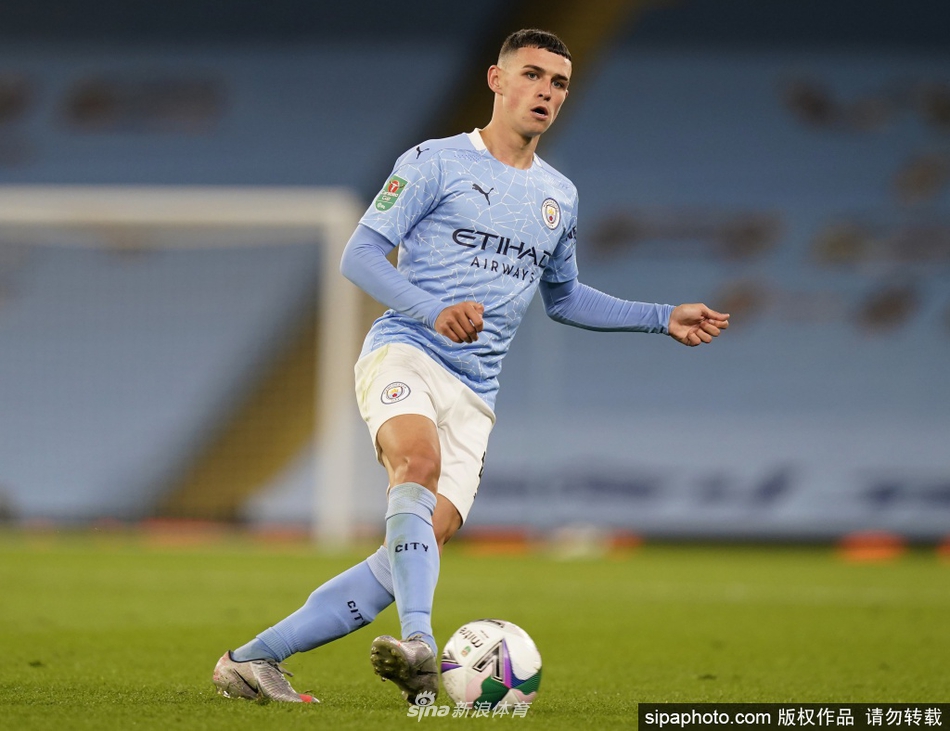 赛场上福登带球疾进，身形灵动，他脚下的皮球仿佛被施了魔法，总能在对手的围堵中精准找到队友。