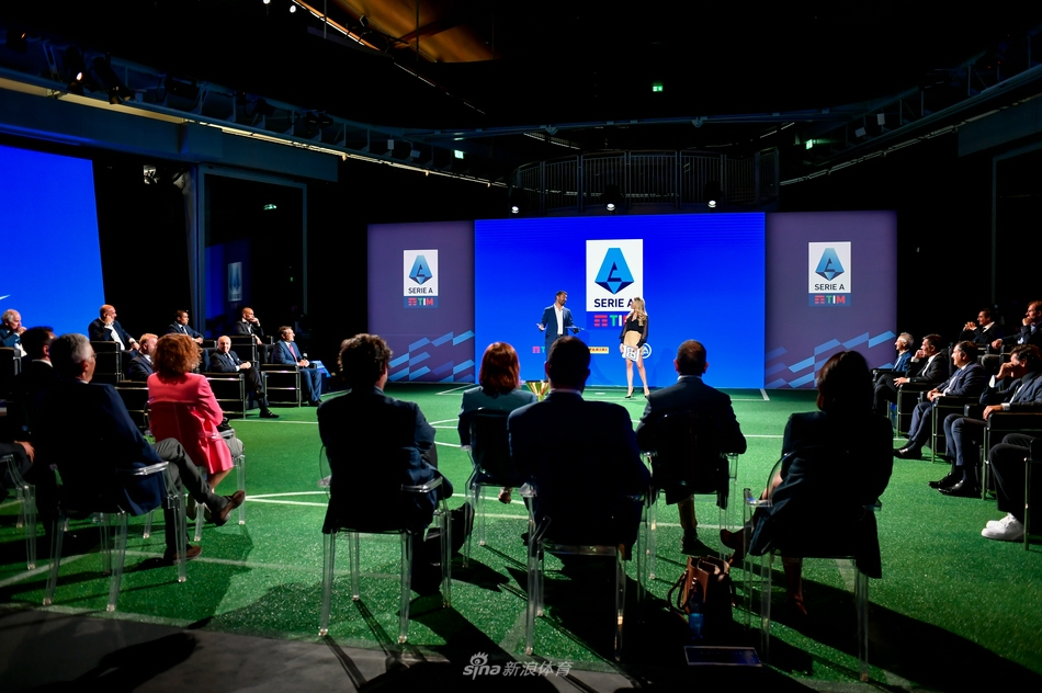 圣西罗球场的更衣室内，一件崭新的AC米兰十号球衣静静悬挂在衣柜中，仿佛在诉说着新赛季球队核心的期待与压力，静候着它的主人在即将到来的比赛中为其注入灵魂。