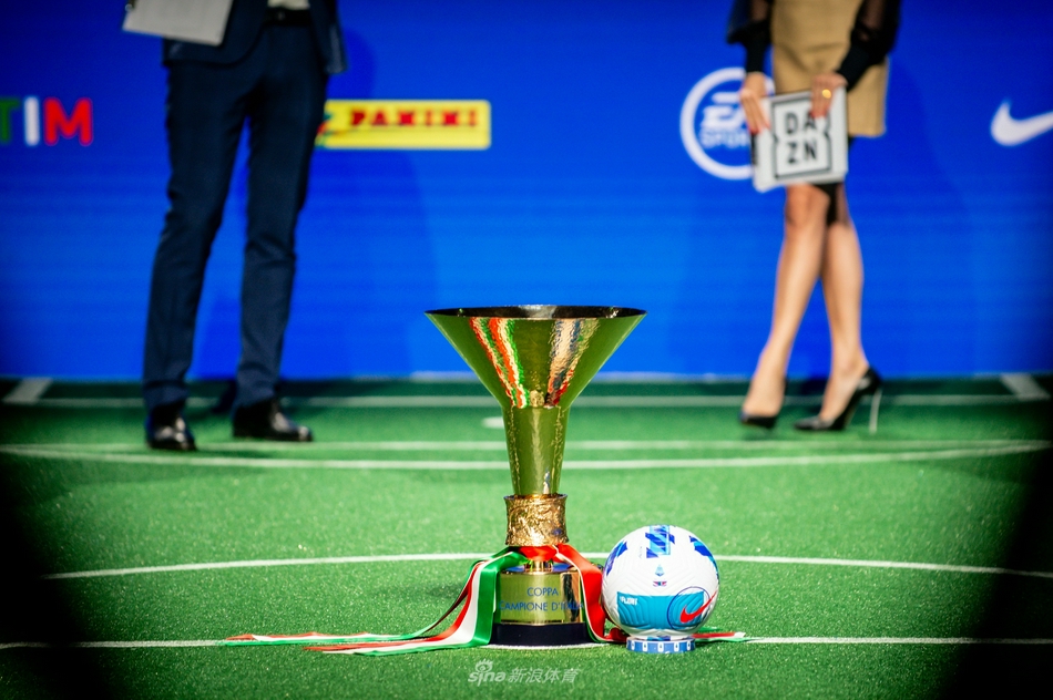 在米兰大教堂的阴影下，一名小球迷将印有自己心爱球队队徽的围巾高高举起，面向远方，仿佛在向即将到来的新赛季发出无声而坚定的支持宣言。