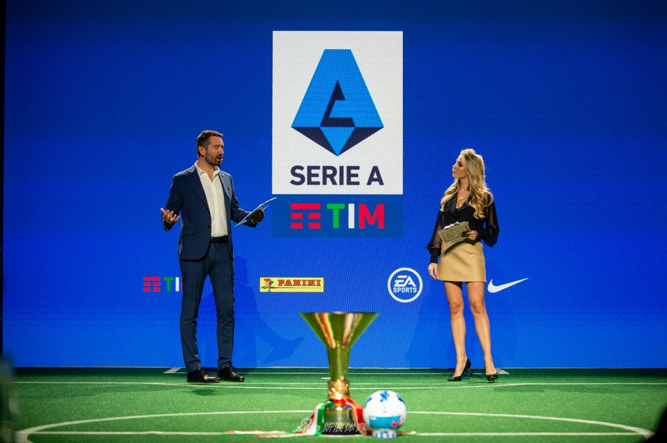 罗马标志性的斗兽场旁，一块巨大的电子广告牌上播放着新赛季意甲的宣传片，画面中穆里尼奥的身影引发路人纷纷驻足围观，古典与现代、历史与激情在这一刻完美交融。