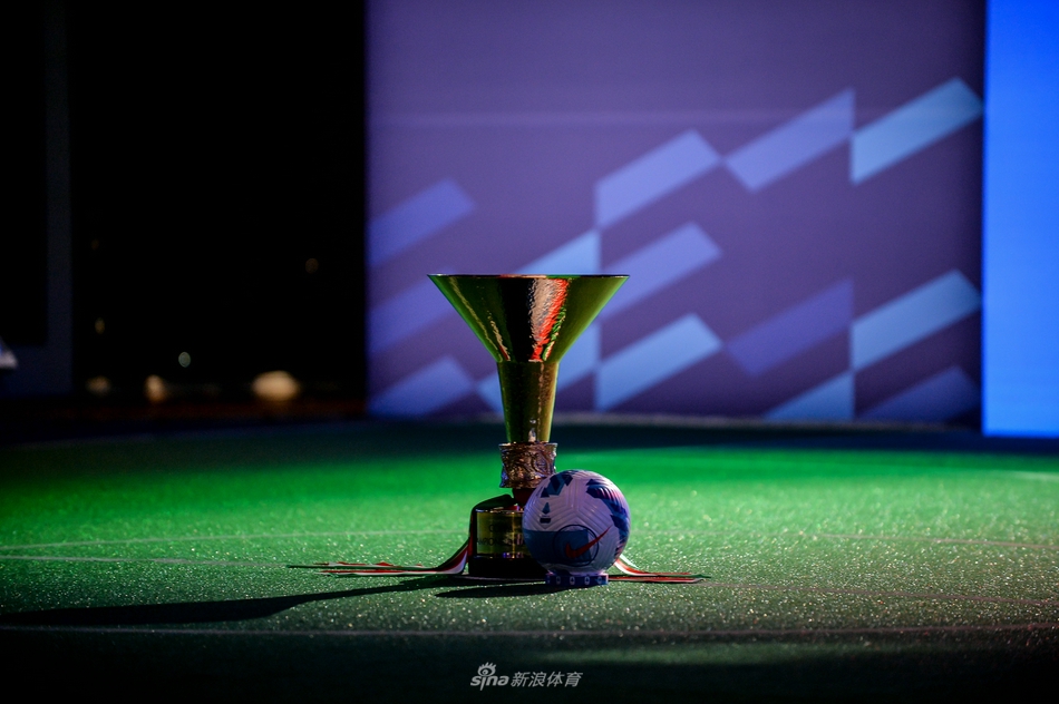 那不勒斯港口的夕阳余晖洒在训练场上，几名那不勒斯球员围在一起进行放松拉伸，远处的维苏威火山静静矗立，见证着这支南方劲旅每个赛季对北方豪强的执着挑战。