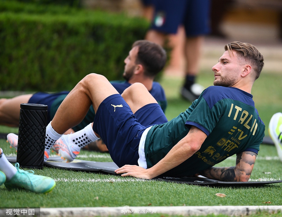 训练结束后，全队球员和教练组紧紧围在一起，肩搭着肩，高喊着鼓舞士气的口号，这一刻的团结与决心，仿佛已宣告他们必将征服温布利球场。