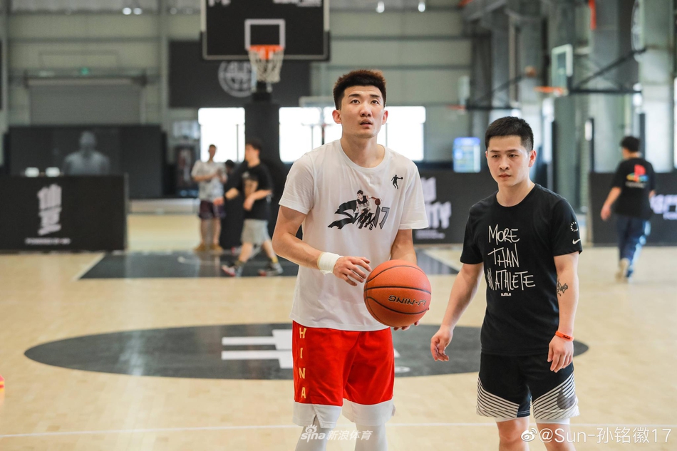 赛场上的孙铭徽眼神坚定，面对防守球员完成高难度上篮，瞬间爆发力展现得淋漓尽致。