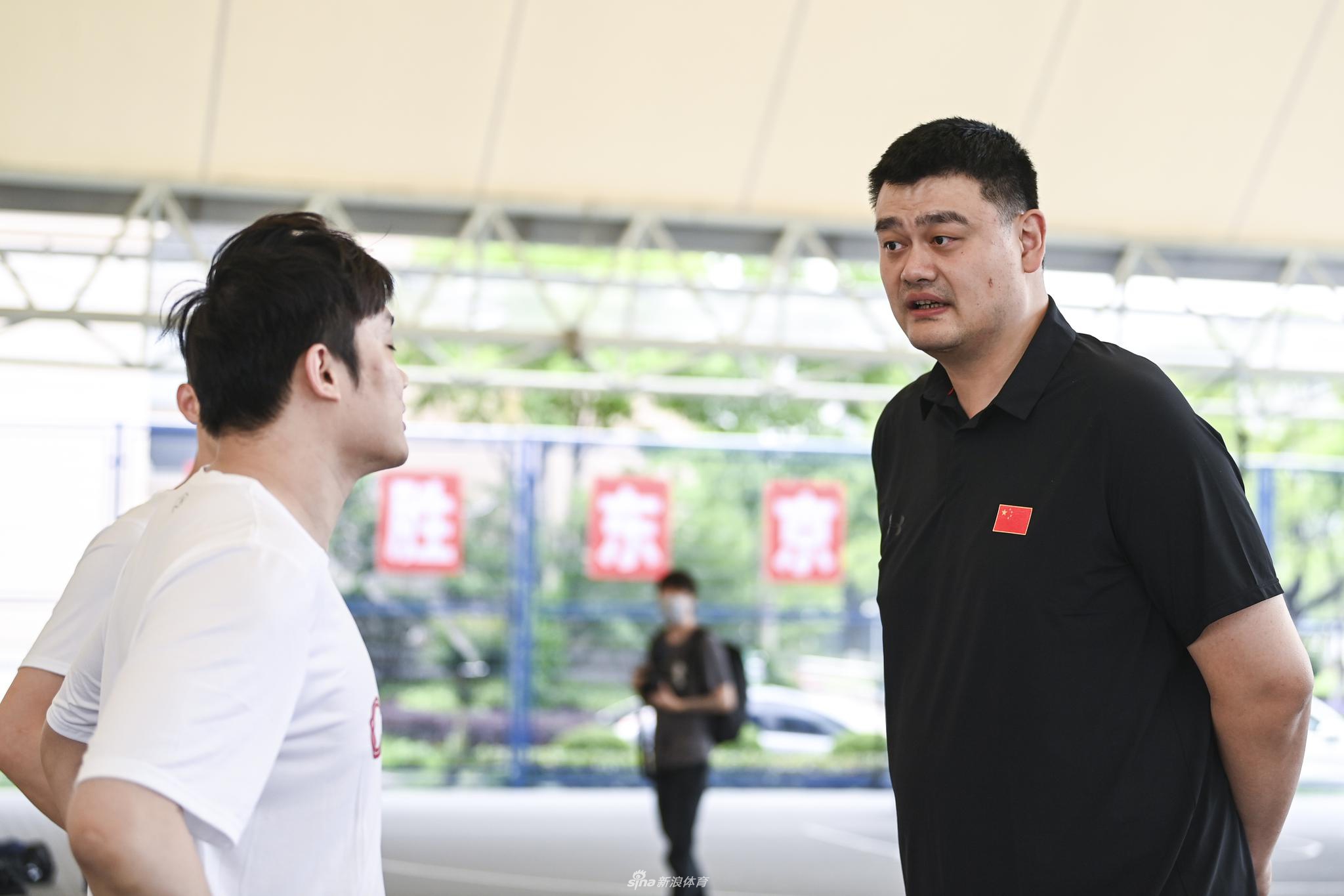 训练场上，胡金秋在内线展现出强大的统治力，面对防守他强硬起身投篮，挥汗如雨的训练只为在东京奥运会的赛场上展现中国内线的风采。