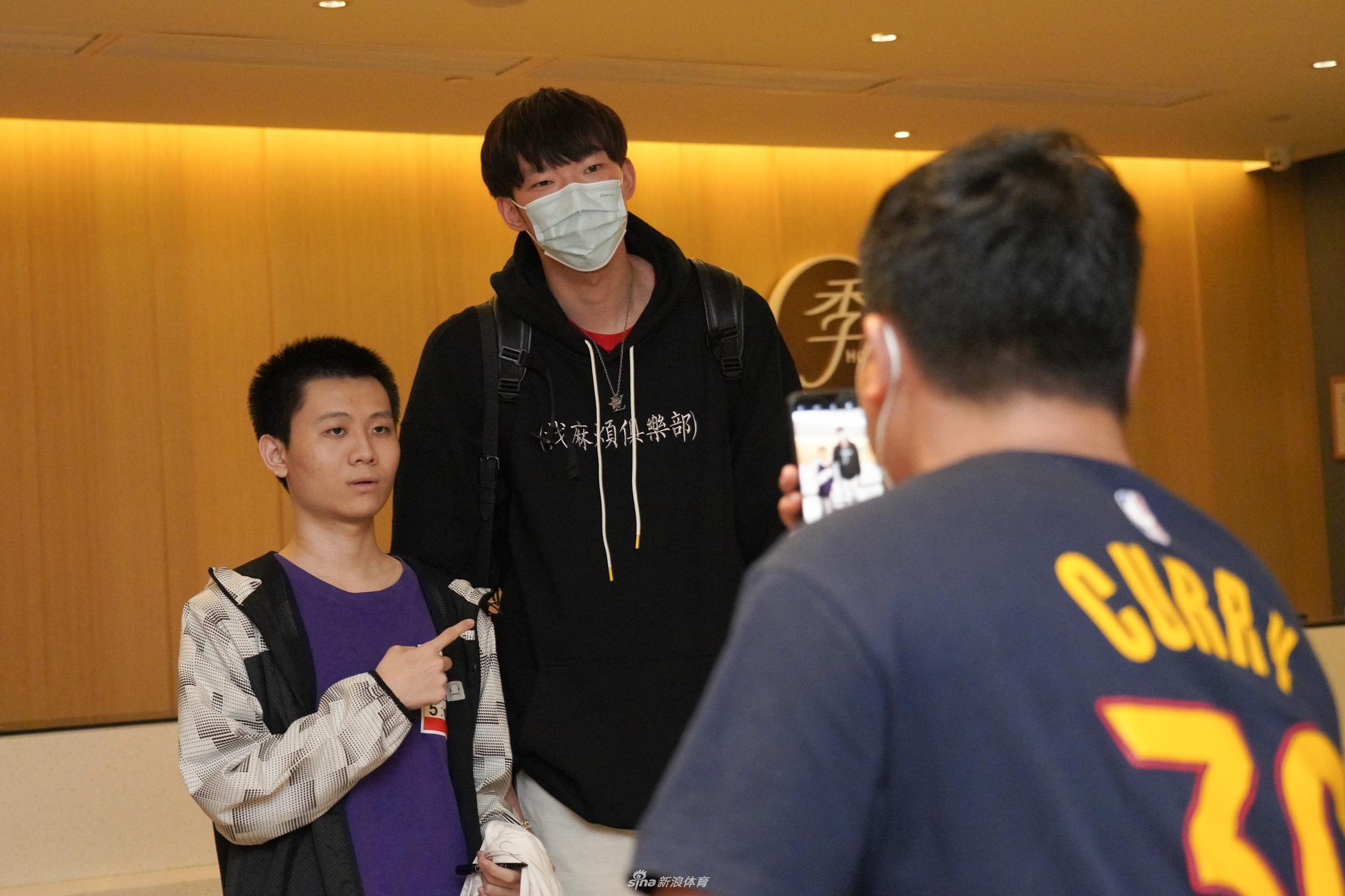 主教练杜锋在场边神情严肃地指挥训练,每一个战术细节的打磨都凝聚着他对这支年轻球队的殷切期望。