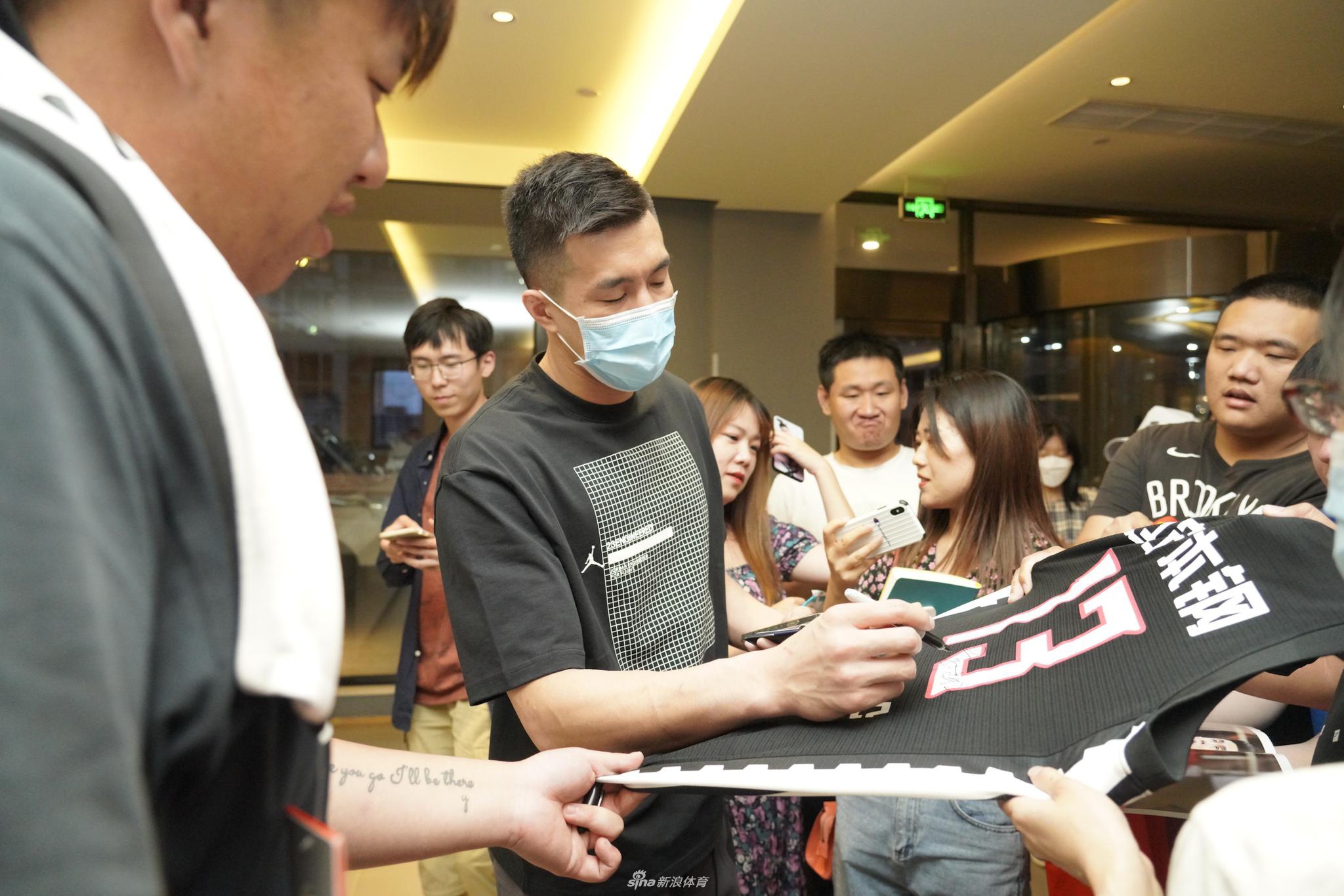 小将曾凡博在训练中奋力跃起,青春的力量和对国家队的向往在这一刻定格,他是中国男篮未来的希望之星。