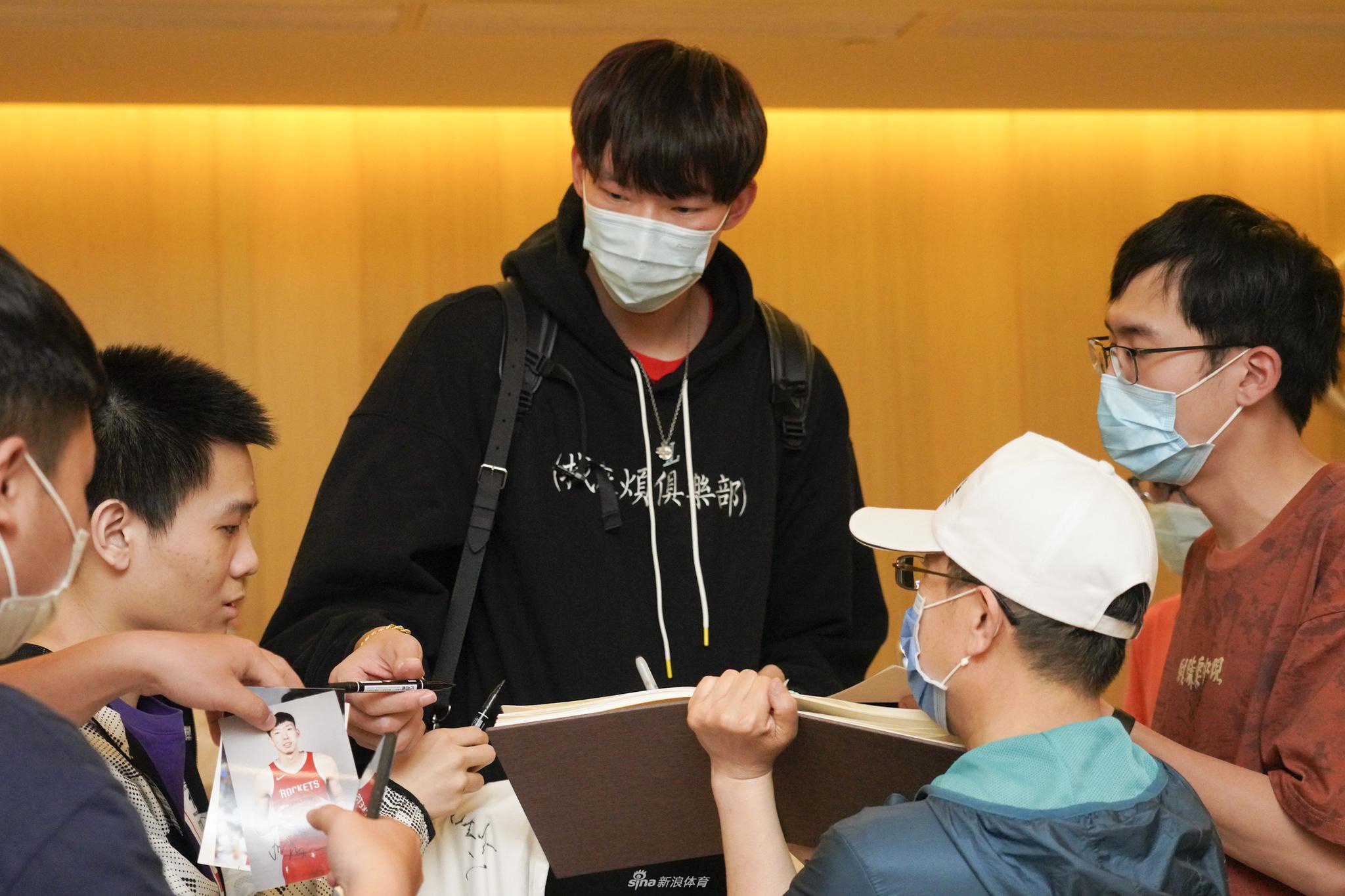 在训练馆明亮的光线下,核心球员周琦神色专注地进行着拉伸,高大的身影透露出此次备战不容有失的决心。