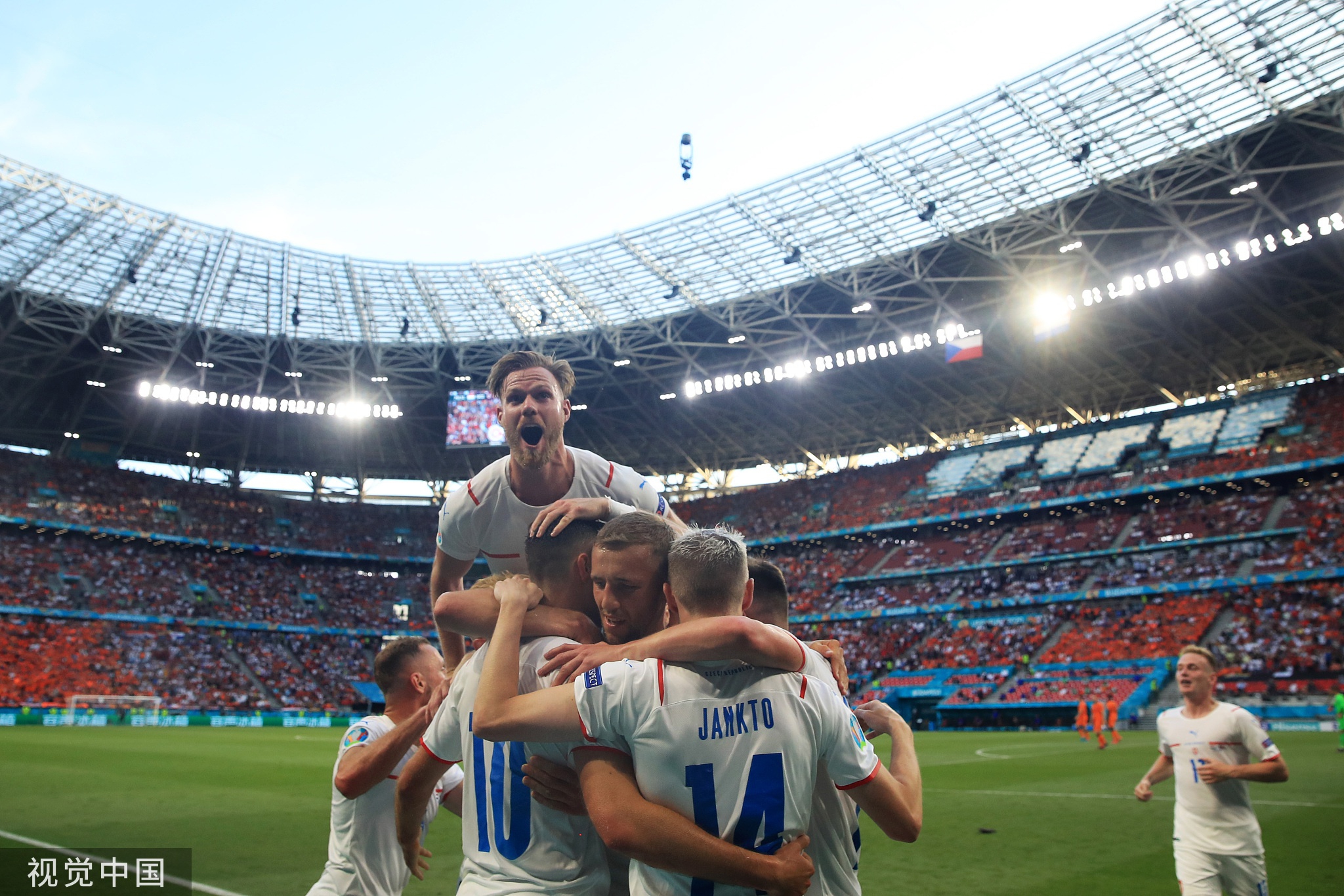 捷克队的功臣霍莱什在人群中高高跃起，用一记雷霆万钧的头槌攻破了荷兰队的大门，他怒吼着宣泄激情，周围是绝望封堵的橙色身影和凝固的空气。