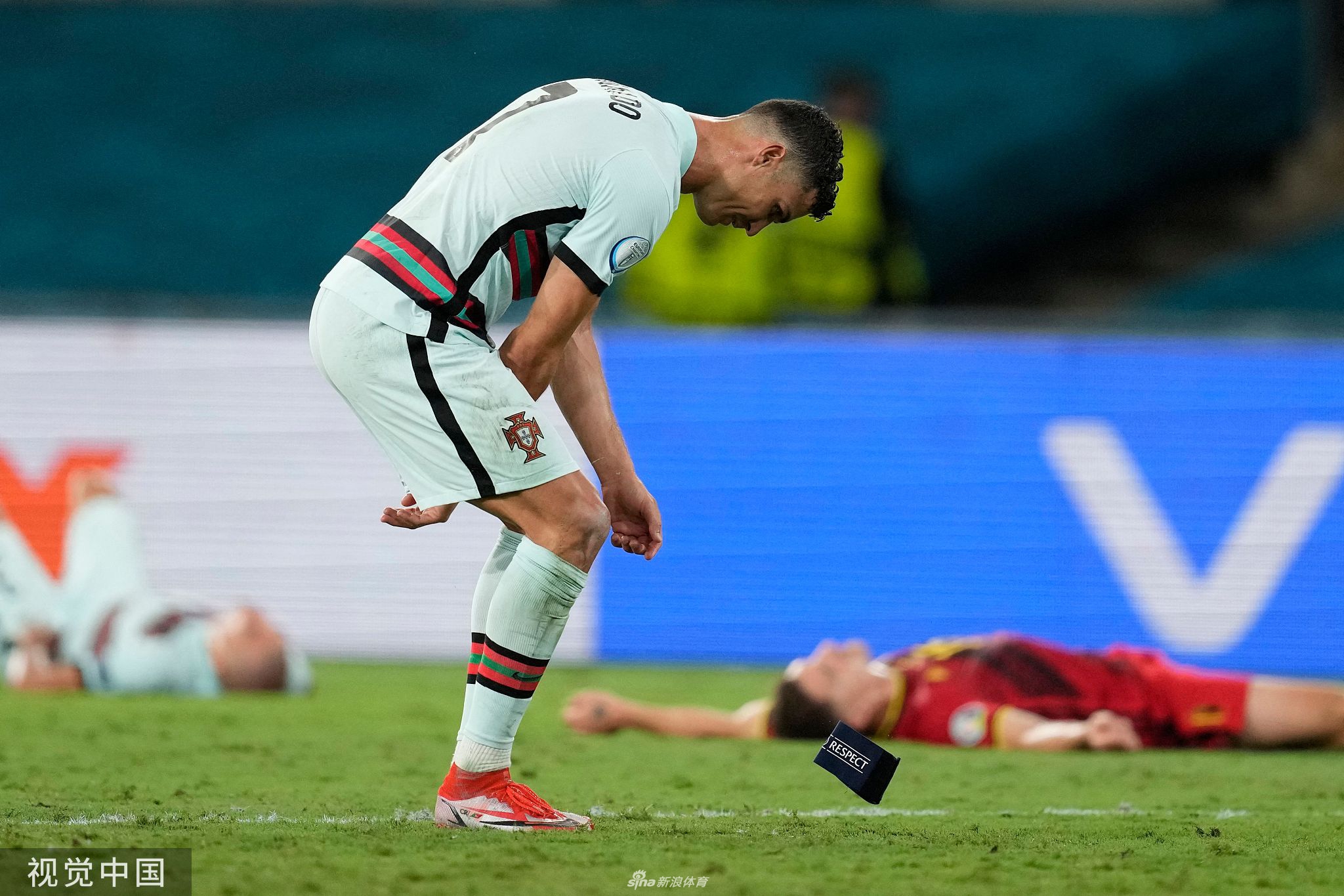 情绪平复后的C罗展现大将风度，他在赛后与比利时队核心、在比赛中受伤离场的德布劳内拥抱致意，两位世界级巨星惺惺相惜，互相拍背安慰，画面充满敬意