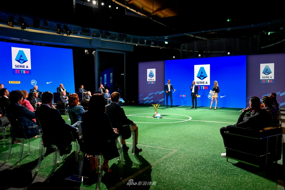 训练基地内，尤文图斯球员正在进行高强度的对抗训练，汗水在阳光下闪耀，新任主帅阿莱格里双手插袋，目光如炬地注视着场上的每一个细节，思考着重铸斑马军团辉煌的路径。