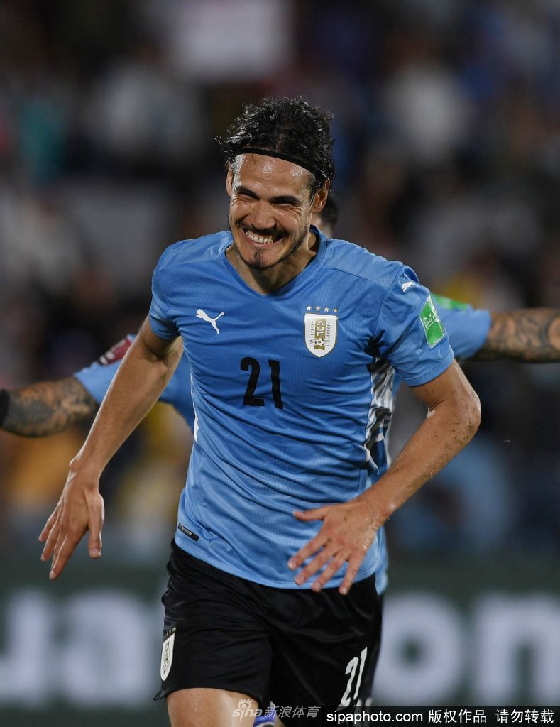 苏亚雷斯身穿乌拉圭国家队经典天蓝色球衣，在绿茵场上带球疾驰