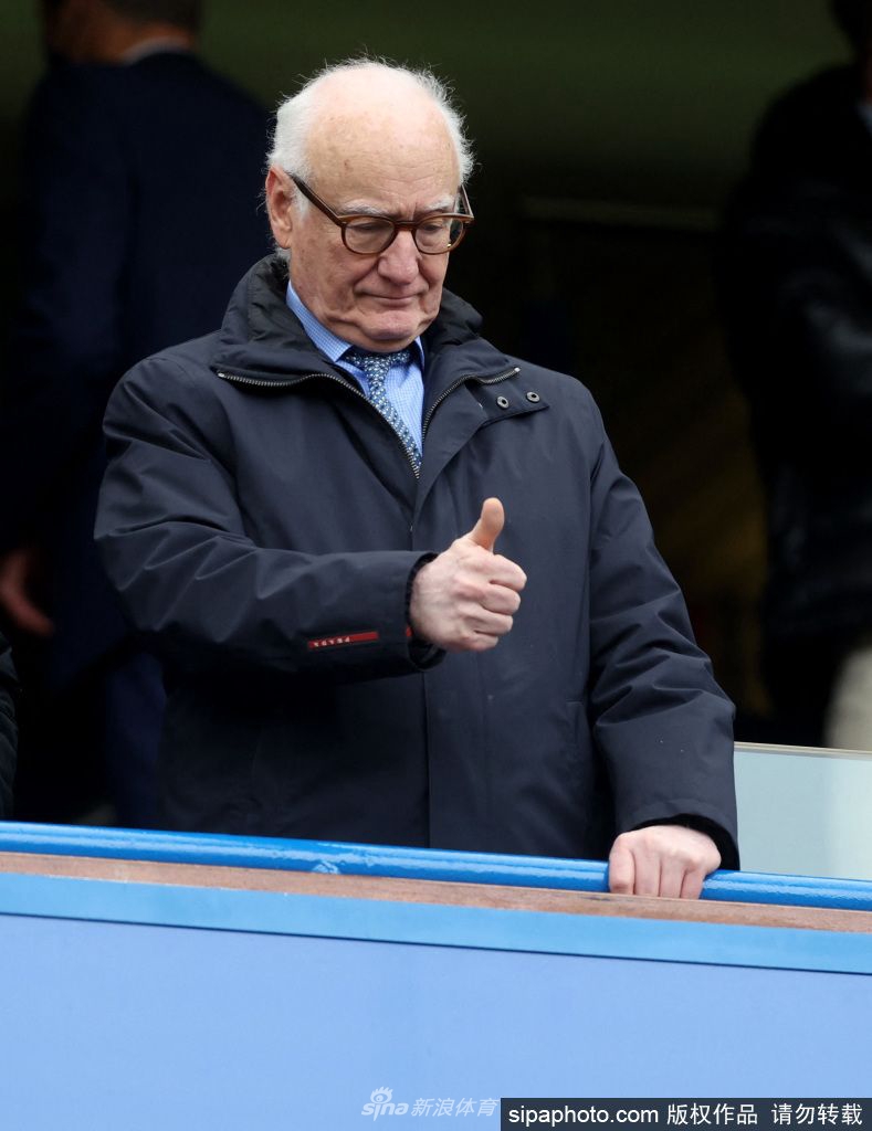 布鲁斯·巴克面带标志性微笑，在斯坦福桥球场的新闻发布会上回顾自己十九年的主席生涯。