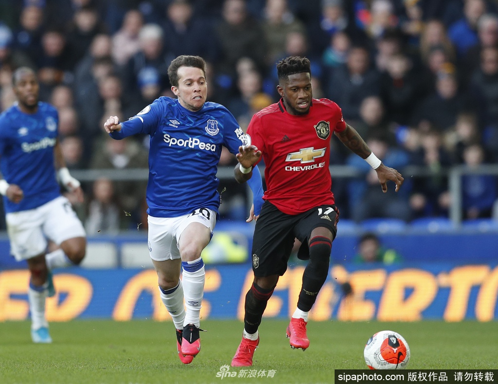 训练场上瞬间变成了没有硝烟的战场，球员们全神贯注地盯着滚动的皮球，每一次拼抢都充满张力，紧绷的肌肉线条诉说着对比赛回归的无限渴望。