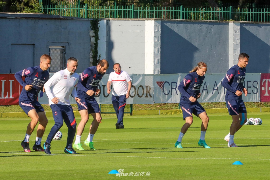 ??讓人揪心啊!布勞恩身后拉拽范德比爾特胳膊&后者表情痛苦