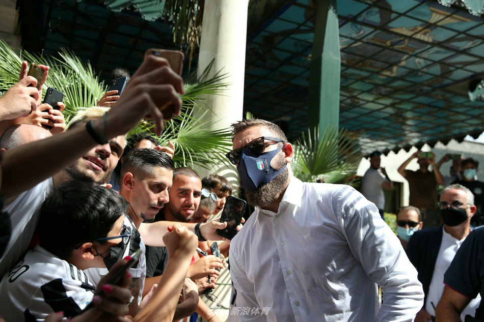 大巴上，小基耶萨等年轻球员与队友们一同高举双臂，忘情地随着音乐的节拍跳跃，青春的活力与夺冠的喜悦在这一刻尽情释放。