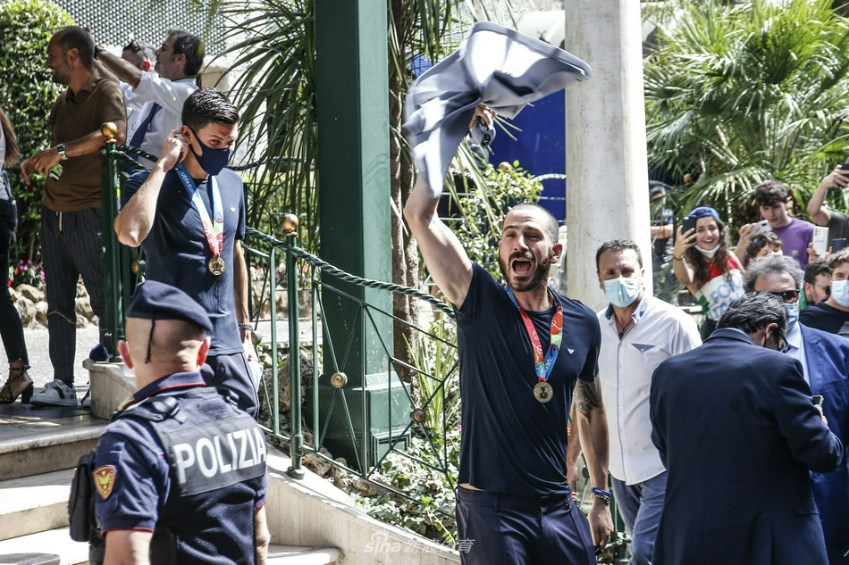 从总统府出来后，球员们登上敞篷大巴，瞬间被街头涌动的人群和挥舞的三色旗海洋包围，欢呼声与汽车鸣笛声响彻罗马的天空。