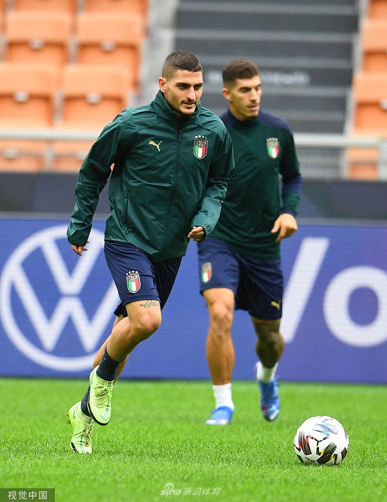 若日尼奥在新闻发布会上神色从容，作为欧足联年度最佳球员，他肩负着中场组织的重任。