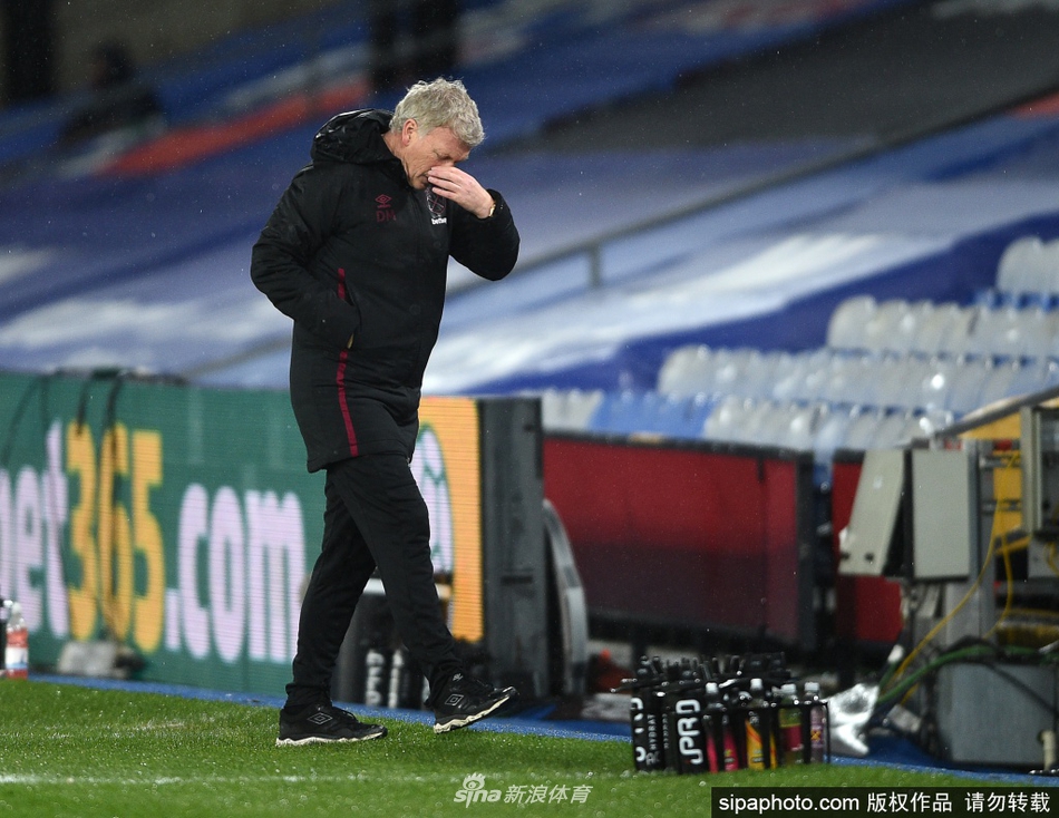 伦敦碗球场上空飘满标志性的泡泡，莫耶斯在场边激情指挥，他的肢体语言诉说着带领球队在这座球场创造佳绩的决心