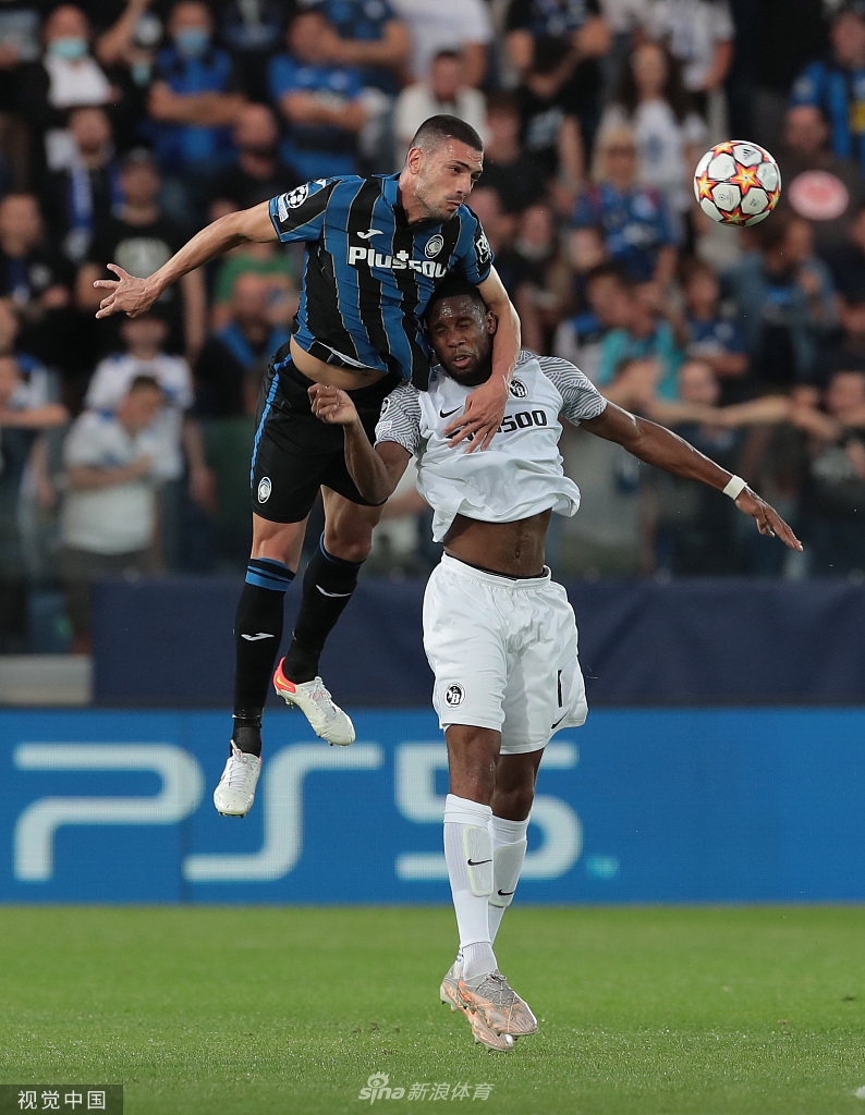 巴萨小将加维替补登场，虽然拼尽全力但仍难挽败局，他年轻而坚毅的面庞，映照出红蓝军团在黑暗中的一线微光。