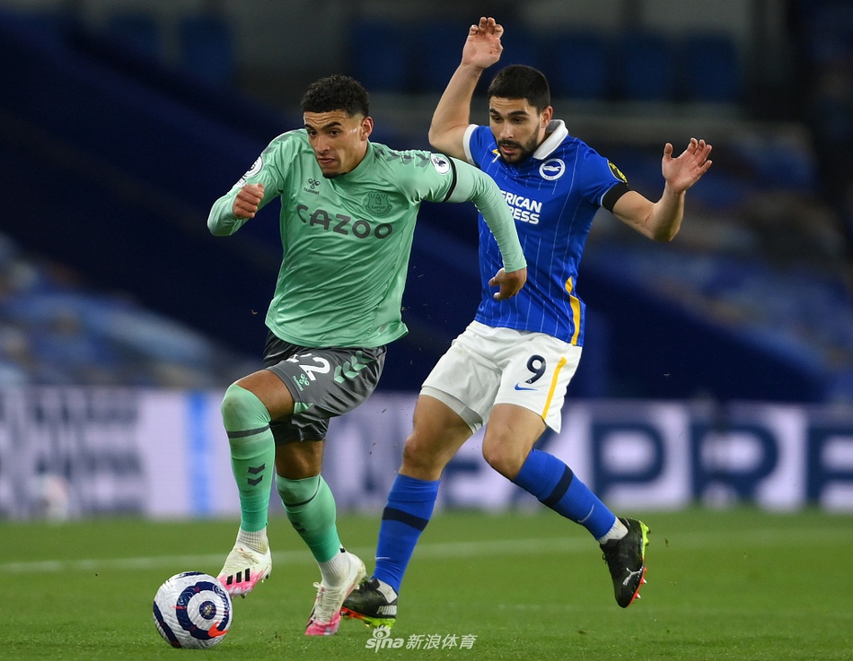 门将奥尔森飞身单掌救险，如同一道白色闪电，将布莱顿的必进球拒之门外