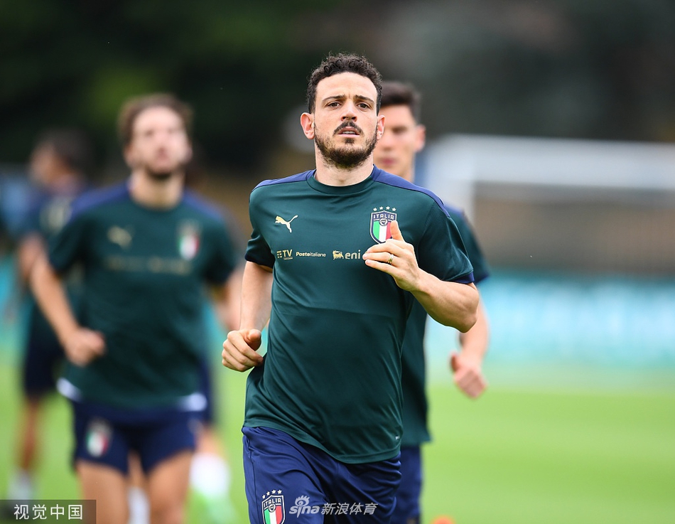 蓝衣军团进行整体的攻防演练，因莫比莱在门前机敏地抢点射门，守门员则奋力扑救，训练场上充满了高质量对抗带来的紧张感与竞技热情。