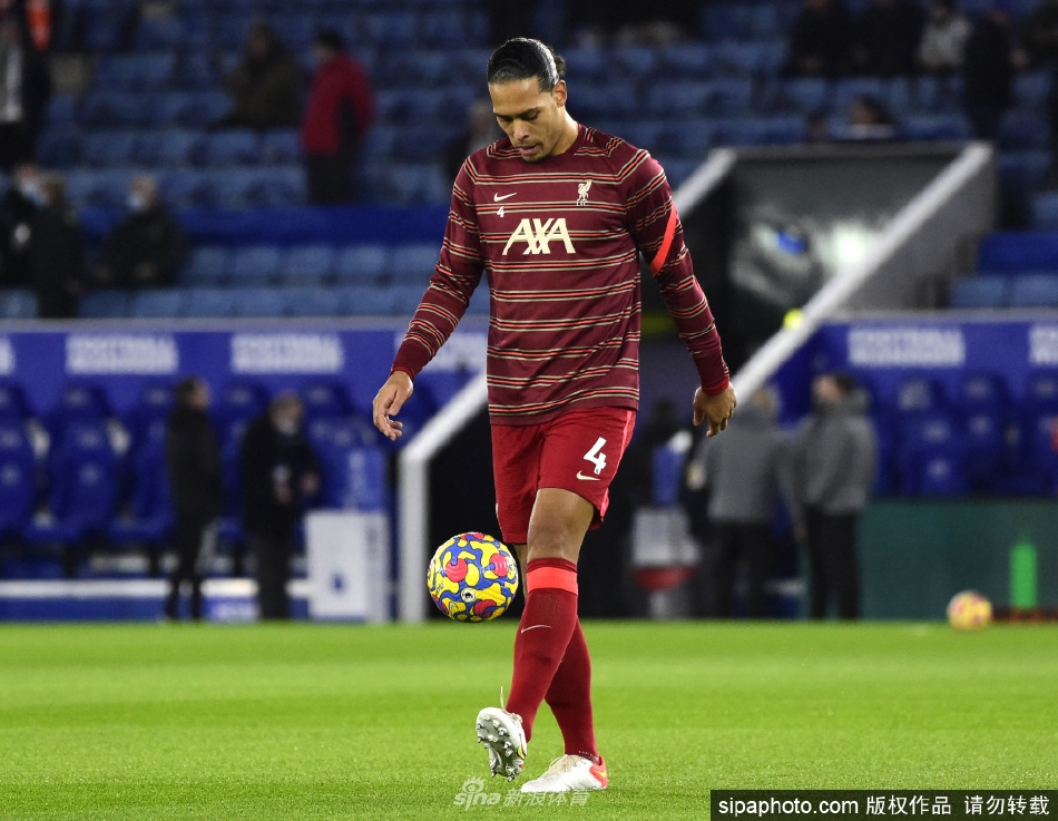 范迪克在安菲尔德球场振臂高呼，身后看台一片红色海洋，尽显后防领袖的磅礴气场与红军精神的完美交融