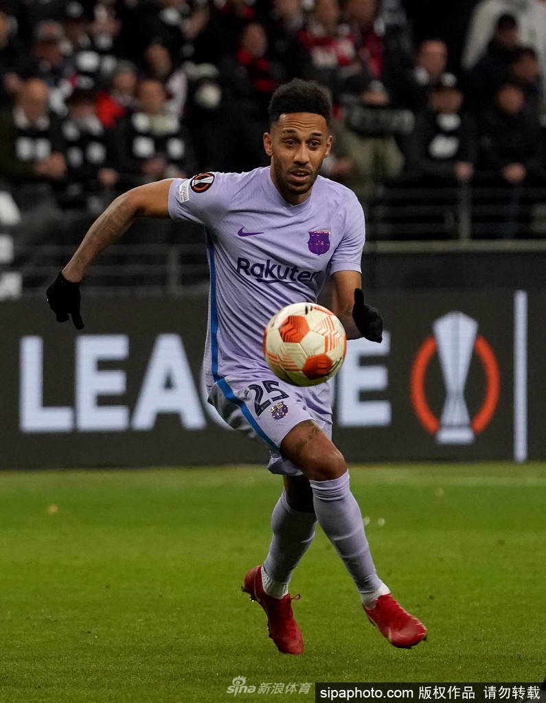 奥巴梅扬在巴萨比赛中激情庆祝，张开双臂接受队友拥抱，脸上洋溢着灿烂笑容