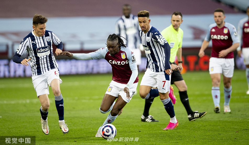 绝平瞬间，戴维斯被兴奋的队友们团团围住，维拉公园的激情在这一刻彻底释放，这是足球最纯粹的魅力。