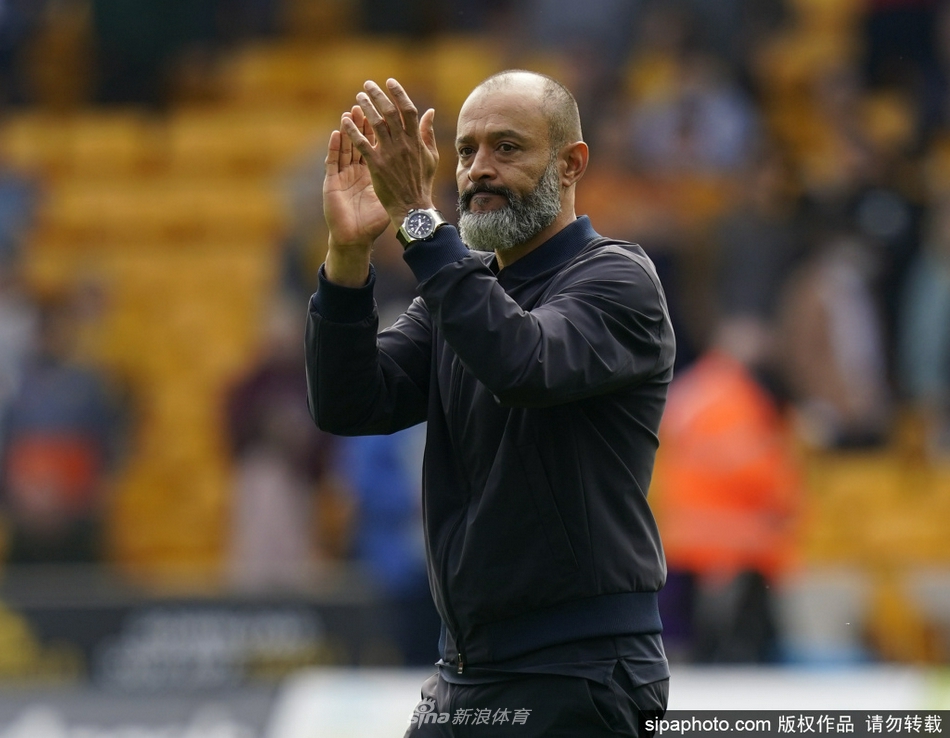 努诺在场边激情指挥，他的战术板让热刺开季三场零封对手，重铸了球队的钢铁防线