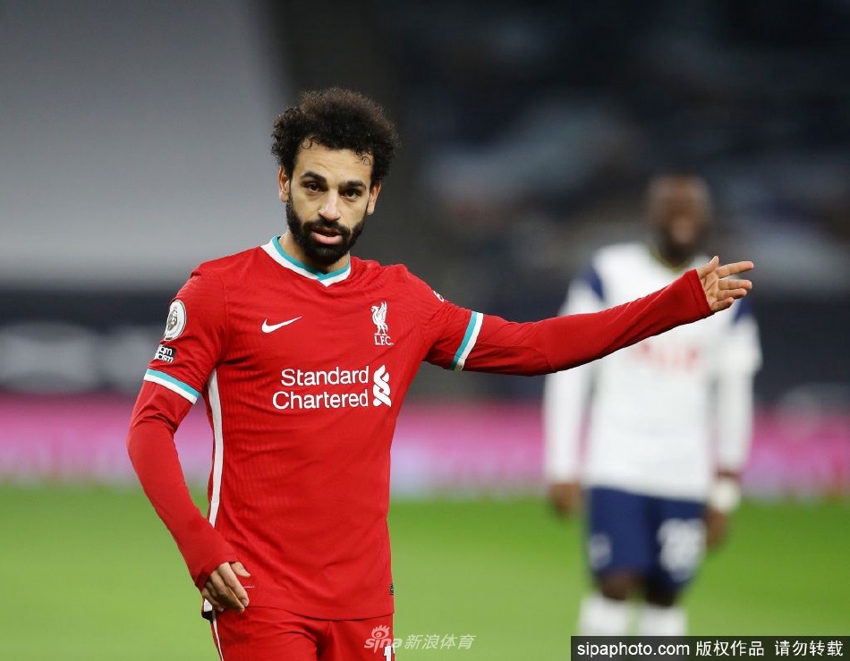 萨拉赫在比赛胜利后与队友激情相拥庆祝，尽情释放着喜悦，生动体现了更衣室内团结奋进的团队精神。