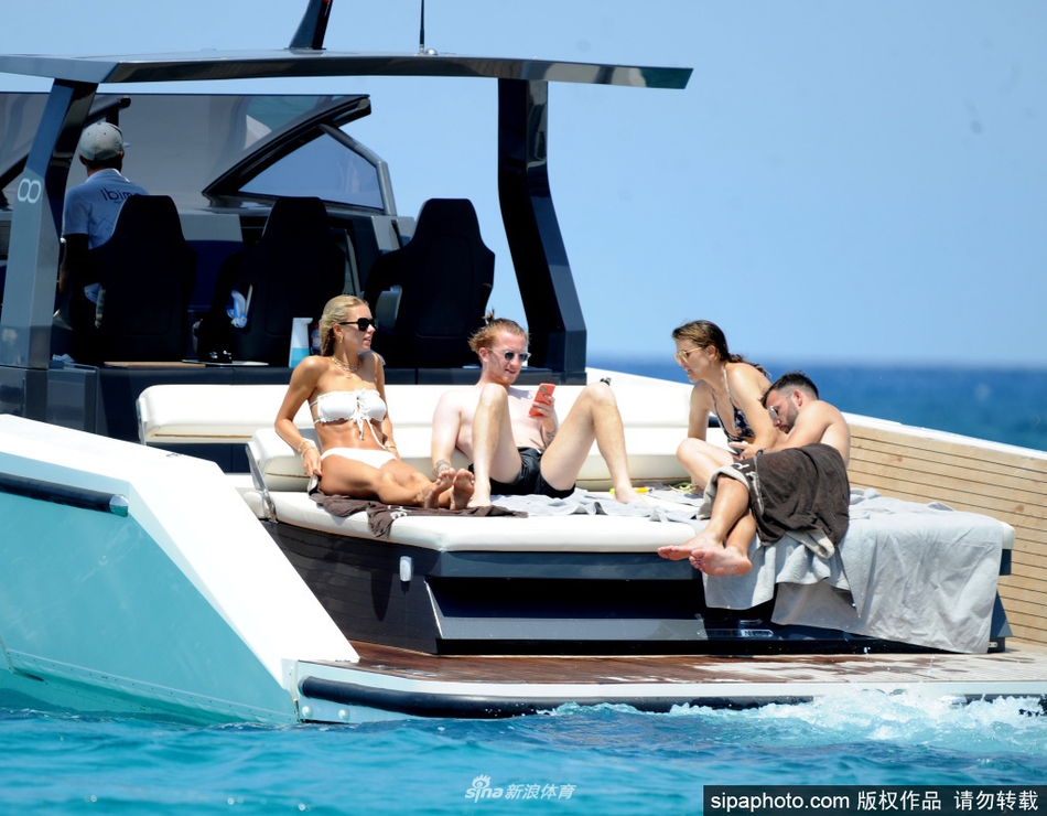 二人在游艇上深情凝视，背景是西班牙蔚蓝的海岸线，空气中仿佛都弥漫着爱情的甜香，画面唯美如电影海报