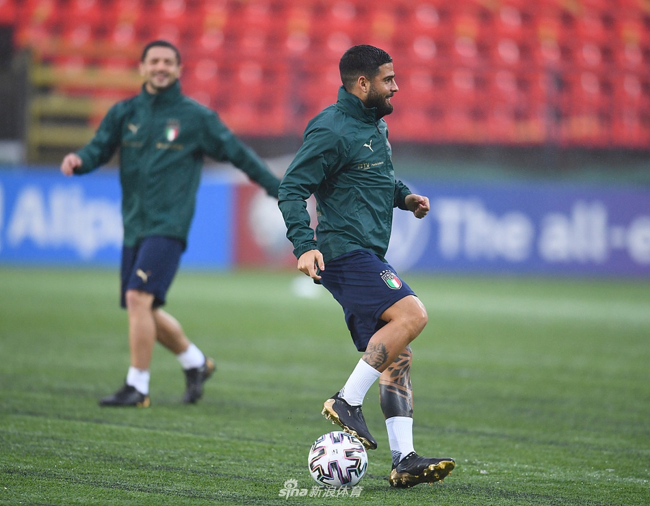 意大利中场大脑洛卡特利在训练间隙独自思考，他脚下的皮球仿佛与他融为一体，明晚他将承担起蓝衣军团的攻防转换重任