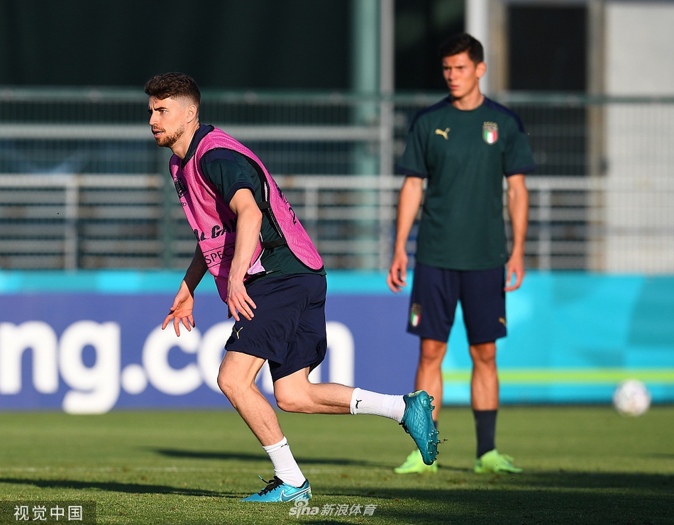 慢跑中的维拉蒂眼神坚毅，汗水已浸透他的训练服。他正从一次肌肉伤病中顽强恢复，每一步都踩在罗马的草地上，仿佛在丈量着从替补席到球场中央的距离，心中燃烧着为国家队披挂上阵的火焰。