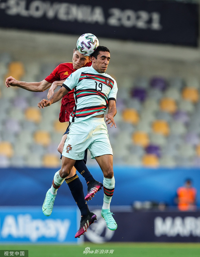 法比奥·维埃拉突入禁区起脚推射，皮球划过一道诡异的弧线，击中防守球员后折射入网。