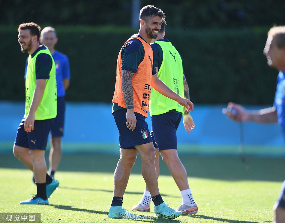 若日尼奥与队友默契配合绕桶训练，眼神专注却难掩嘴角笑意，仿佛在进行一场街头舞蹈