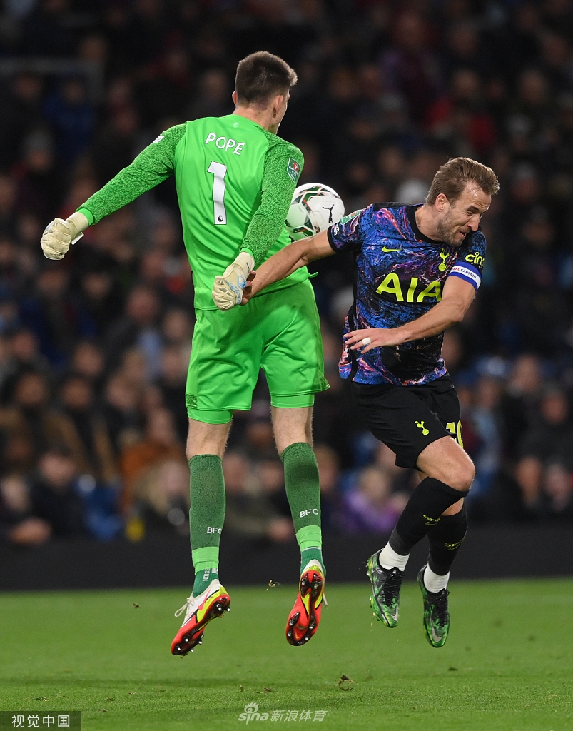 小卢卡斯如猎豹般紧盯来球，身体舒展高高跃起，一记势大力沉的头球攻门即将撕裂伯恩利的防线。